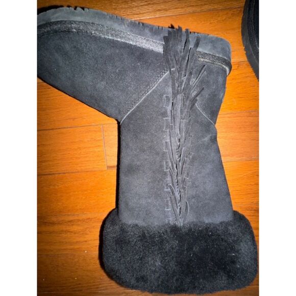 NWT Minnetonka Suede Shearling Black boots with Fringe, Size 6. - Picture 3 of 9